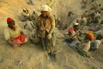 På dette billede fra 2006 graver minearbejdere efter diamanter i Marange i det østlige Zimbabwe. 