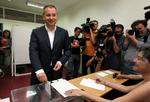 Bulgariens premierminister afgiver Sergei Stanishev afgiver sin stemme. Allerede inden samtlige stemmer var talt op stod det klart, at Stanishev ville tabe. 