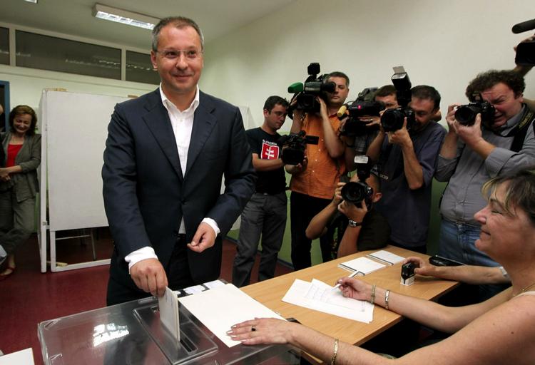 Bulgariens premierminister afgiver Sergei Stanishev afgiver sin stemme. Allerede inden samtlige stemmer var talt op stod det klart, at Stanishev ville tabe. 