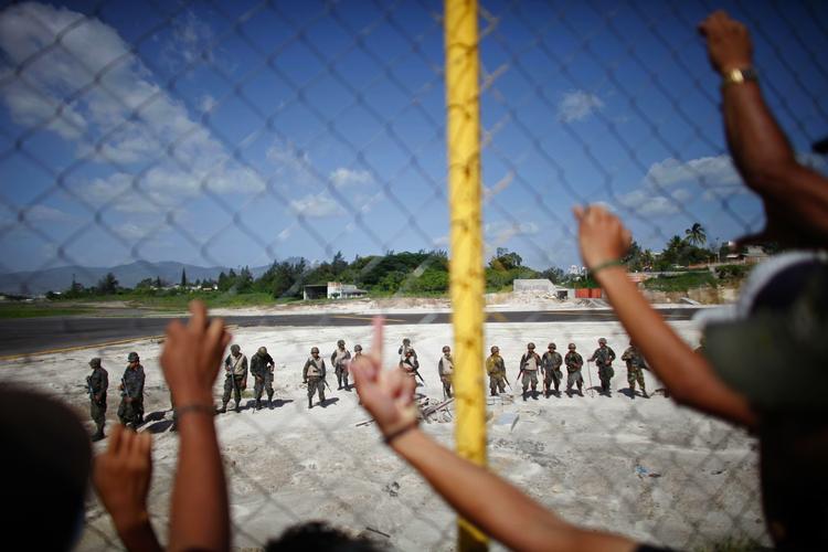Honduras' afsatte præsident hang i nat i luften over hovedstaden Tegucigalpa - uden at få lov at lande. 