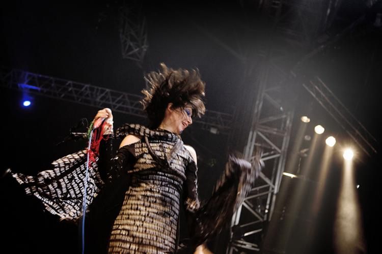 Karen O. og Yeah Yeah Yeahs fyrede den kraftigt af på Roskilde festivalens afdansningsbal i søndags. 