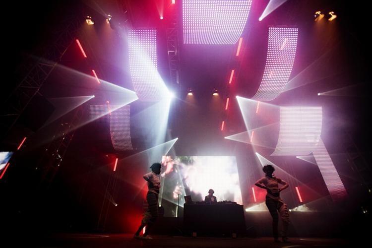 Uden sangere og uden Switch valgte Dj Diplo at køre et kompakt kværnende dj-set, der ikke tog nogle gidsler på Roskilde festivalen. 