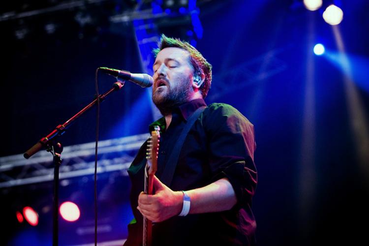 Koncerten med britiske Elbow blev trods den fint doserede tristesse en lidt uforløst optakt til lørdag aften. Her bandets skæggede sager Guy Garvey. 