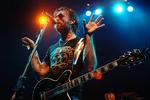 Eagles of Death Metal var på søndagens Roskilde i den grad til stede for at underholde på bedste beskud ved skamløst at vride klicheerne ind i underholdende sange. Her Jesse Hughes i London, 2007. 