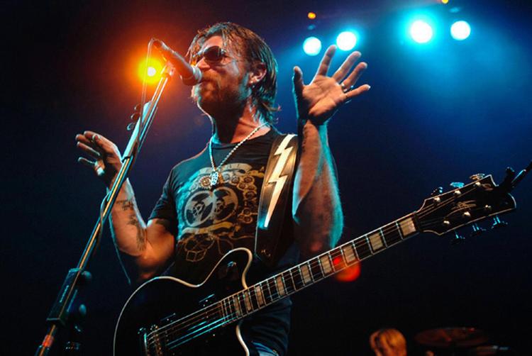 Eagles of Death Metal var på søndagens Roskilde i den grad til stede for at underholde på bedste beskud ved skamløst at vride klicheerne ind i underholdende sange. Her Jesse Hughes i London, 2007. 