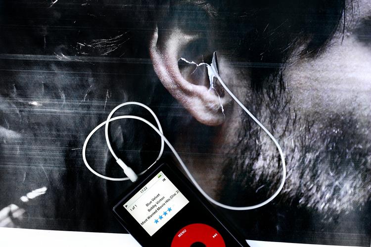 Klik-klik og så ind i øret med musikken. TDC og YouSee har for alvor fået danskerne til at købe musik på nettet. 