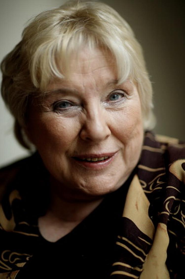 Fay Weldon  77 år. 