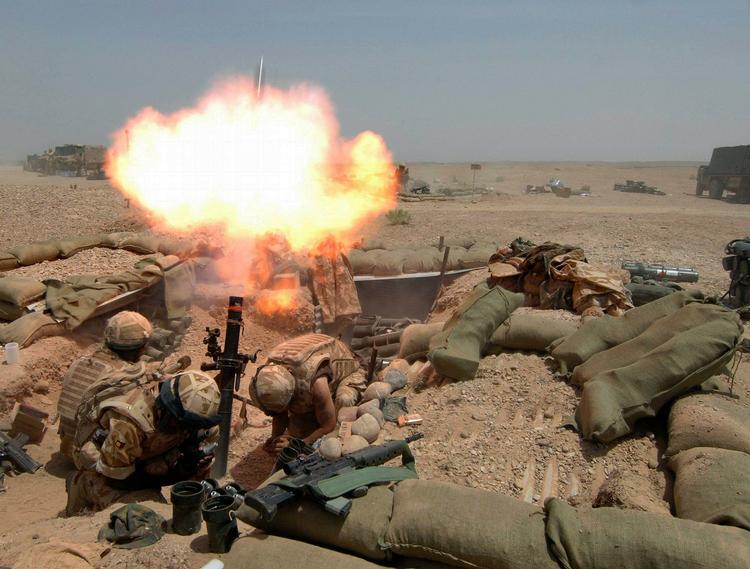 Kampene mod Taleban raser på højeste blus i Afghanistan. Her er britiske tropper under kamp. 