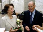 Robert McNamara på sin bryllupsdag i 2004, hvor han blev gift med sin hustru nummer to, Diana Masieri, i 2004, hvor han var 88 år gammel. Hans første hustru døde af kræft i 1981. 