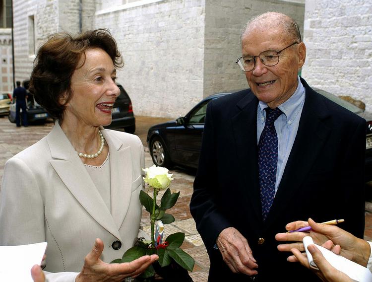 Robert McNamara på sin bryllupsdag i 2004, hvor han blev gift med sin hustru nummer to, Diana Masieri, i 2004, hvor han var 88 år gammel. Hans første hustru døde af kræft i 1981. 