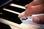 Pianisten Søren Kristiansen mistede en stump af sin finger, da den komme i klemme i et beslag. 