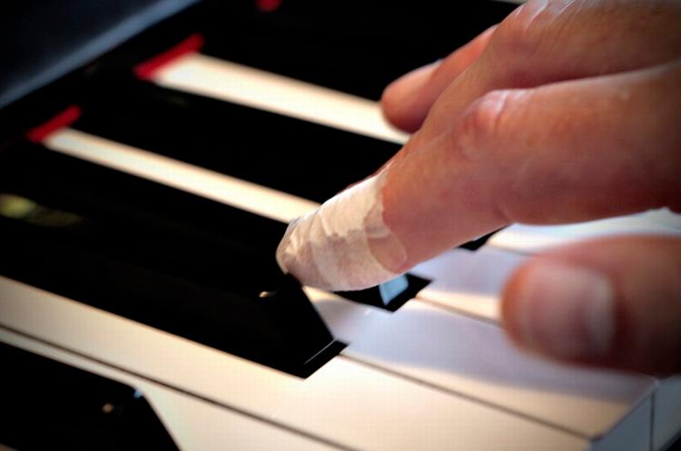 Pianisten Søren Kristiansen mistede en stump af sin finger, da den komme i klemme i et beslag. 
