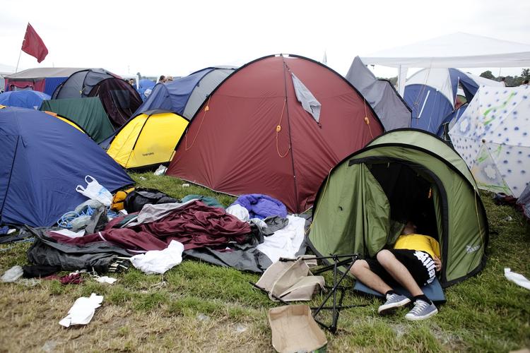 Det var tæt på at få katastrofale følger, da en beruset mand i morges satte ild til en række telte på Roskilde Festival. Manden på billedet har ikke noget med den konkrete sag at gøre. Arkivfoto. 