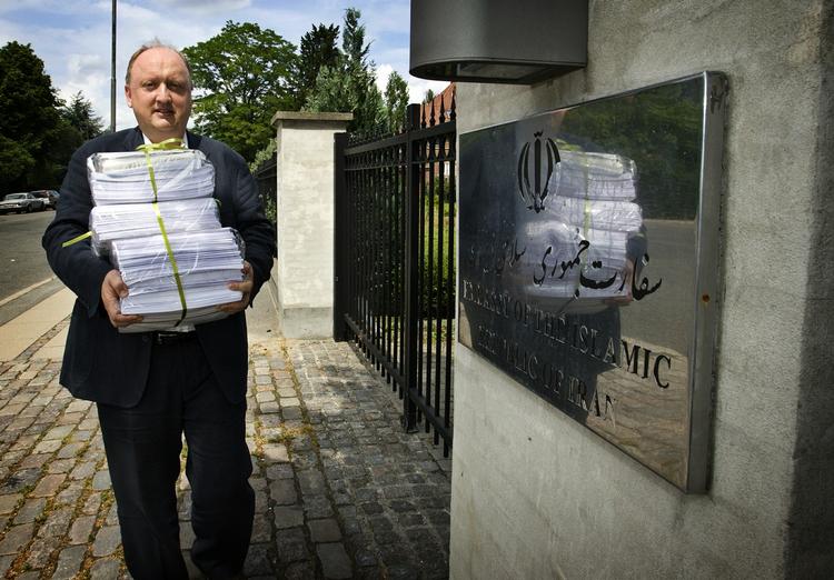 Chefredaktør Tøger Seidenfaden forsøger at aflevere 4.537 underskrifter fra læserne på den Iranske ambassade i Hellerup. 