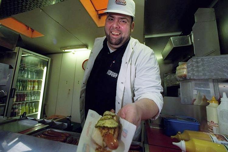 Mik Hagenbo er tilbage i pølsevognen efter at han er blevet træt af håndboldlivet. Arkivfoto. 