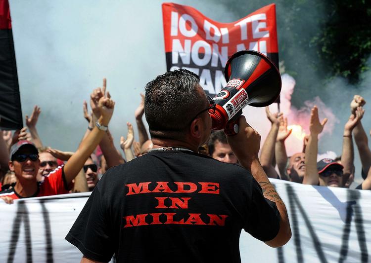 Utilfredse Milan-fans mødte op ved træningen og protesterede mod salget af Kaka. 