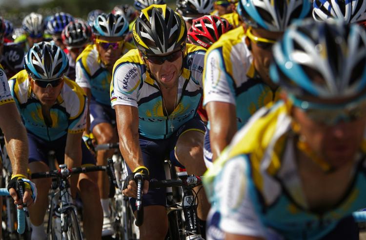 Lance Armstrong og resten af Astana-holdet kom under beskydning fra Tour-ledelsen, fordi de kom for sent til indskrivningen. 