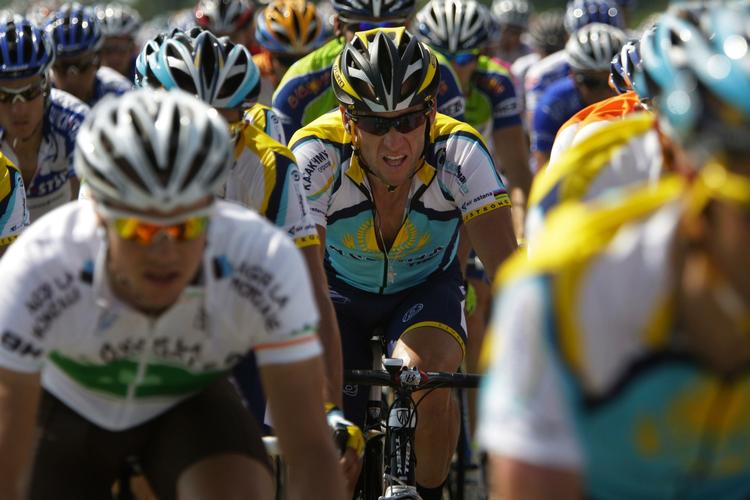Lance Armstrong er tilbage i Tour de France og har straks indtaget en hovedrolle. 