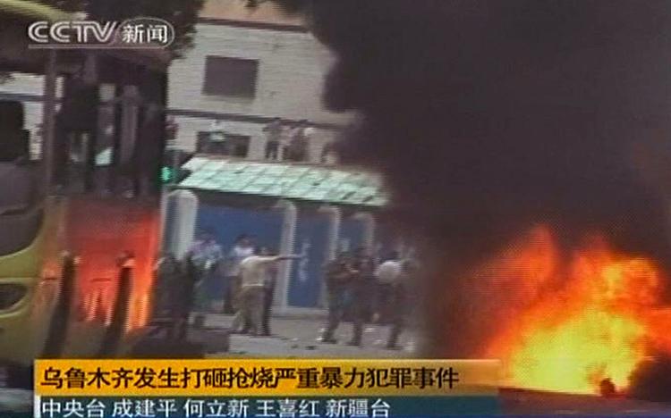 Omkring 1.000 demonstranter fra det muslimske etniske mindretal uighur havde voldelige sammenstød med politiet i provinshovedstaden Urumqi.Billedet er fra Kinas statslige tv-kanal CCTV. 