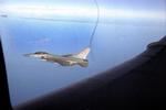 Danske F-16-fly fotograferer i øjeblikket København fra oven. 