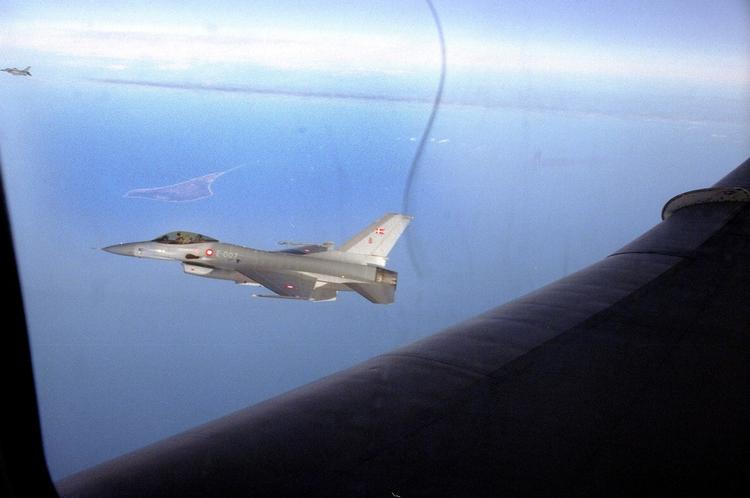 Danske F-16-fly fotograferer i øjeblikket København fra oven. 