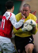 Paddy Kenny har i mange år været fast målmand for Sheffield United. Her ses han i et sammenstød med Arsenals Robin van Persie under et FA Cup-opgør i 2005. Arkivfoto. 