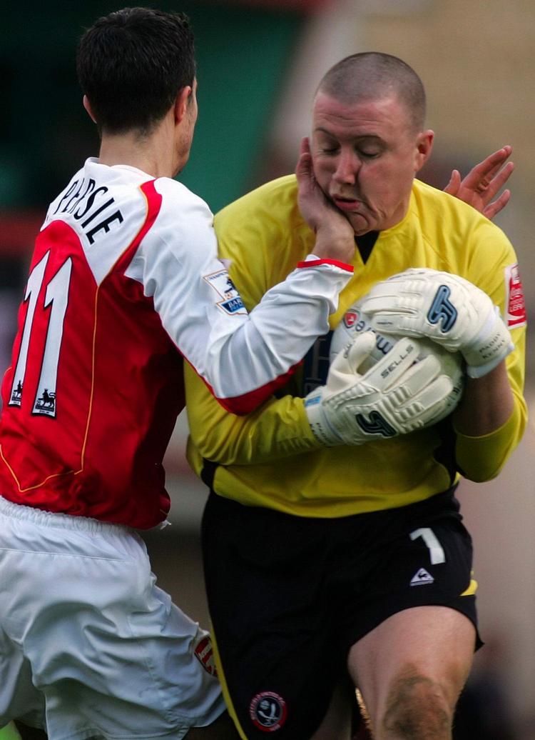 Paddy Kenny har i mange år været fast målmand for Sheffield United. Her ses han i et sammenstød med Arsenals Robin van Persie under et FA Cup-opgør i 2005. Arkivfoto. 