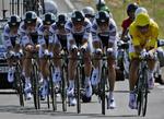 Fabian Cacellara (th) kæmpede hårdt på holdtidskørslen for at bevare den gule trøje. Og det lykkedes, selv om Lance Armstrong kom op på siden af schweizeren. 