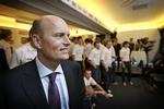 Bjarne Riis var ikke tilfreds med forløbet af etapen, der kostede hans topnavne 40 sekunder. Arkivfoto. 