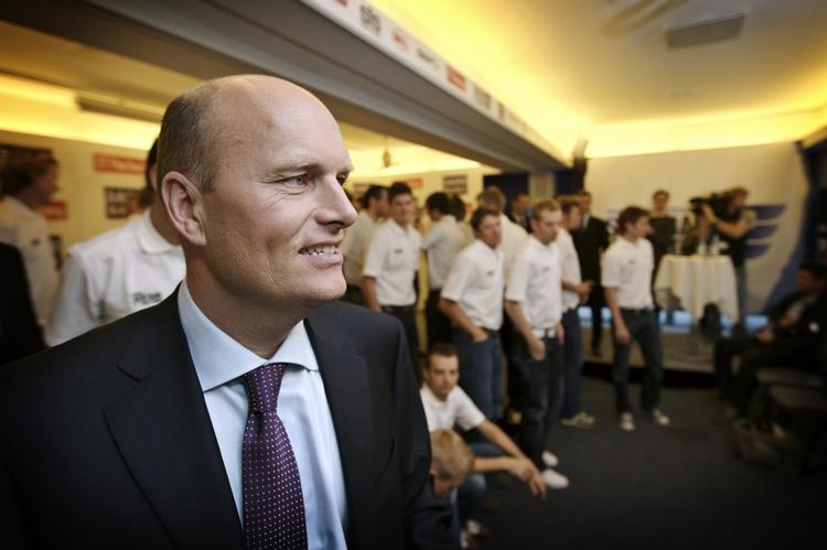 Bjarne Riis var ikke tilfreds med forløbet af etapen, der kostede hans topnavne 40 sekunder. Arkivfoto. 