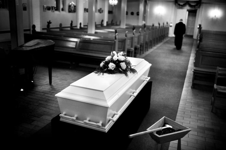 Tag børnene til begravelsen. Børn lukker det ind, de er parate til, siger psykolog Inger Thormann.Arkivfoto. 