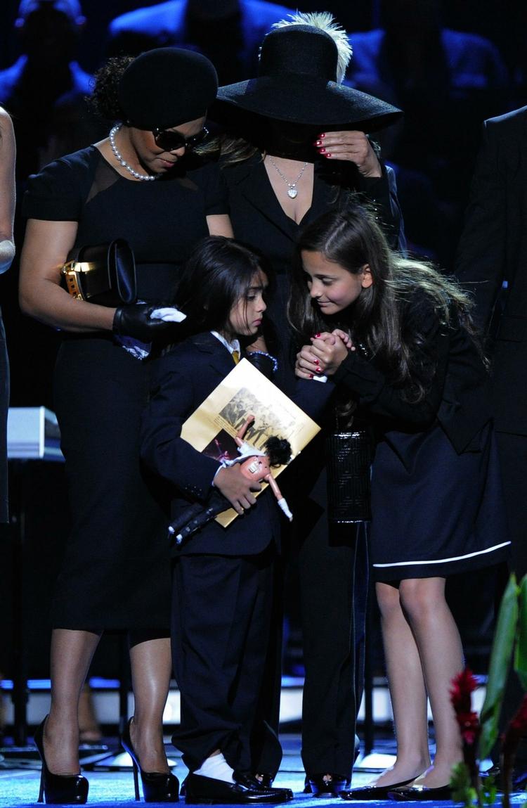 Janet Jackson (tv) sammen med La Toya Jackson og børnene Prince Michael Jackson II og Paris Jackson. 