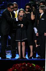 Michael Jacksons datter Paris Jackson holder en kort tale om sin afdøde far. 