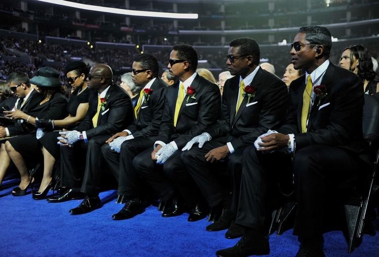 Fra venstre: Rebbie Jackson, Janet Jackson, Randy Jackson, Tito Jackson, Marlon Jackson, Jackie Jackson og Jermaine Jackson. 