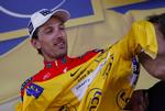 Fabian Cancellara ifører sig den gule førertrøje efter dagens holdkørsel. 