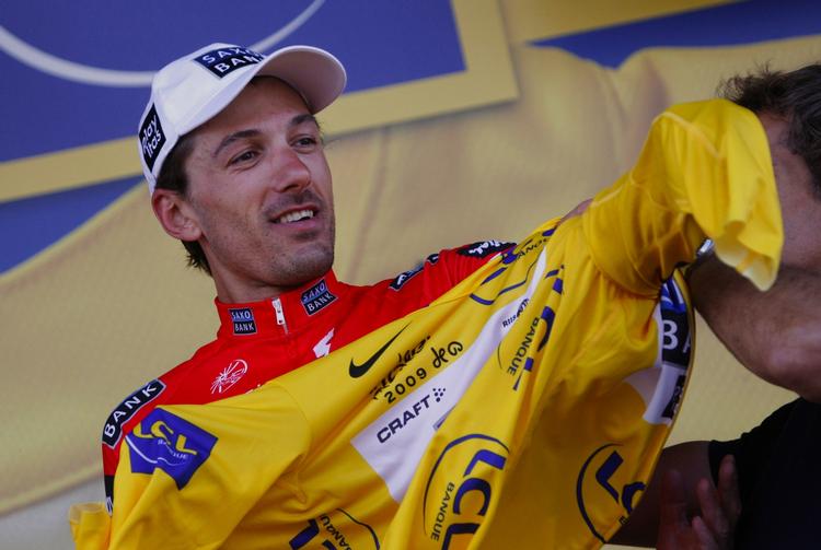 Fabian Cancellara ifører sig den gule førertrøje efter dagens holdkørsel. 