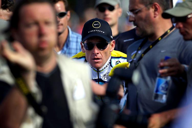 Der er røre omkring Armstrong efter etaperne, og han indtager sin vante rolle i centrum med selvfølge. Foto: L. Rebours/AP 