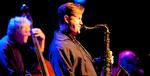 Vellydende. Bassisten Arild Andersen med saxofonisten Tommy Smith i front. Trommeslager Paolo Vinccia er her kun en skygge i baggrunden, det var han bestemt ikke i musikken, som han tævede af sted med vigør og præcision.  Foto: Per Folkver 