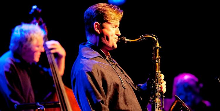 Vellydende. Bassisten Arild Andersen med saxofonisten Tommy Smith i front. Trommeslager Paolo Vinccia er her kun en skygge i baggrunden, det var han bestemt ikke i musikken, som han tævede af sted med vigør og præcision.  Foto: Per Folkver 