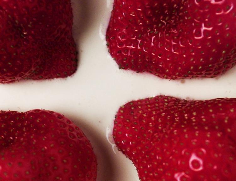 Værsgo og spis den kommunale dessert: Tre jordbær for 9 kroner og 50 øre. Ifølge kommunens socialudvalgsformand skulle dedr have været fem-syv jordbær for 15 kroner. Arkivfoto 