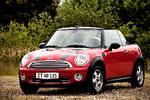 Indestængt i mørke eller fri under en høj himmel. Oplevelsen af Mini Cooper Cabriolet afhænger meget af, om kalechen er oppe eller nede. Foto: Per Folkver 