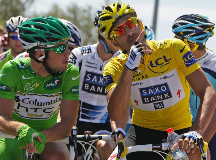 Fabian Cancellara regner med at køre i gult også efter dagens etape, der slutter med 1700 stejle meter. Tv. den britiske spurtmester, Mark Cavendish. 
