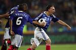 Franck Ribery har scoret for Frankrig mod Rumænien 11. oktober sidste år. Angiveligt skulle franskmanden have talt med Thierry Henry (tv bag Malouda) om forholdene i Barcelona. Arkivfoto. 