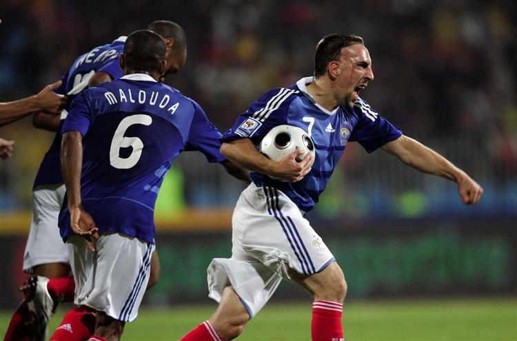 Franck Ribery har scoret for Frankrig mod Rumænien 11. oktober sidste år. Angiveligt skulle franskmanden have talt med Thierry Henry (tv bag Malouda) om forholdene i Barcelona. Arkivfoto. 