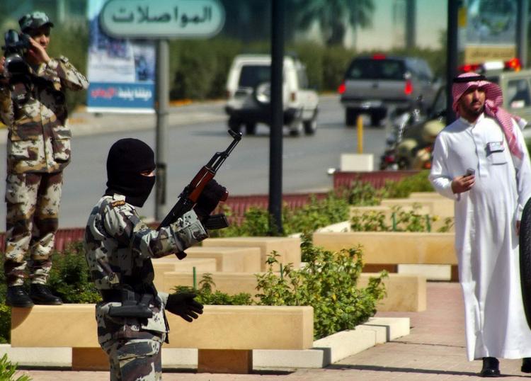 Soldat ved et checkpoint ved en konference om anti-terrorisme i Saudi-Arabiens hovedstad, Riyadh. Arkivfoto fra 2005. 