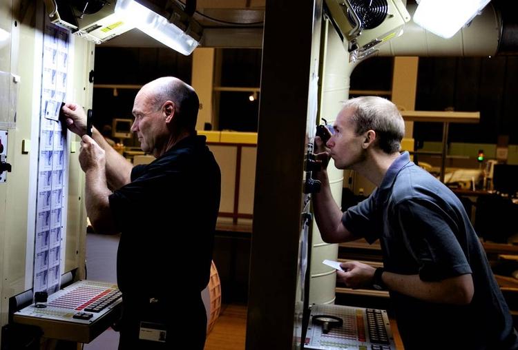 De to grafiske trykkere, Preben Jørgensen (t.v.) og Michael Thyge Kromand, går de nye 50’ere igennem med lup. De har lavet penge i henholdsvis 23 og 10 år. 