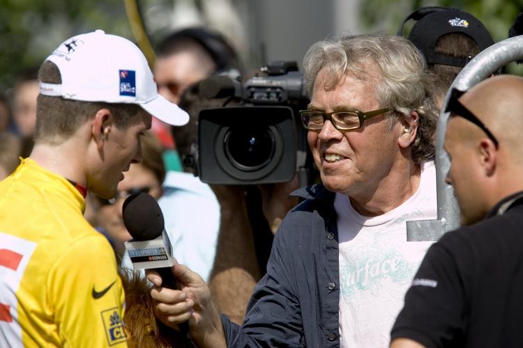 Jørgen Leth er klar til igen at spørge til rytternes strabadser under Tour de France. Her ses forfatteren og instruktøren på job for TV 2 i 2005. 
