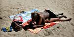Et forelsket par på stranden i Cannes. Arkivfoto. 