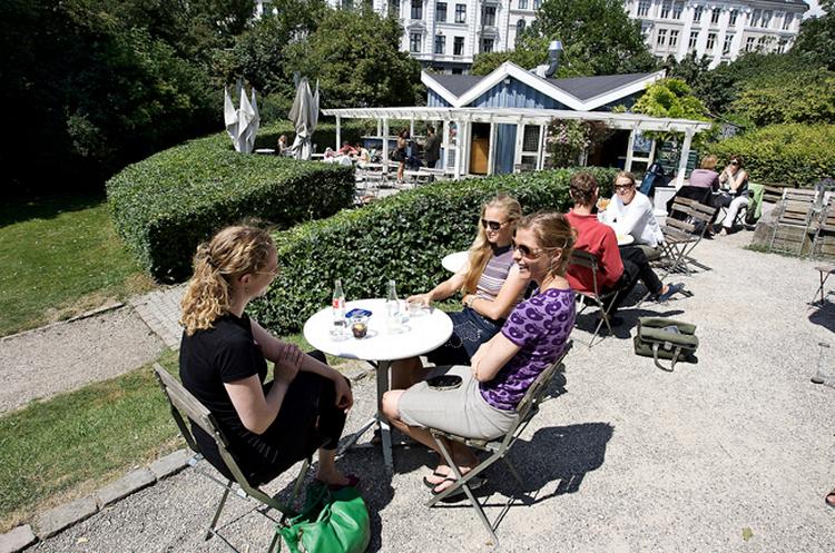 Det kan godt være, at Hacienda i Ørstedsparken har en af byens bedste beliggenheder, men de laver også rigtig god mad. Til gengæld er det billigt. 