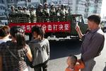 Kinesiske soldater i gaden i byen Urumqi i Xinjiang-provinsen. 